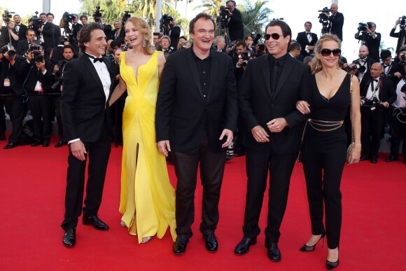 Lawrence Bender, Uma Thurman, Quentin Tarantino, John Travolta et sa femme Kelly Preston - Montée des marches du film "Sils Maria" lors du 67e Festival du film de Cannes le 23 mai 2014.