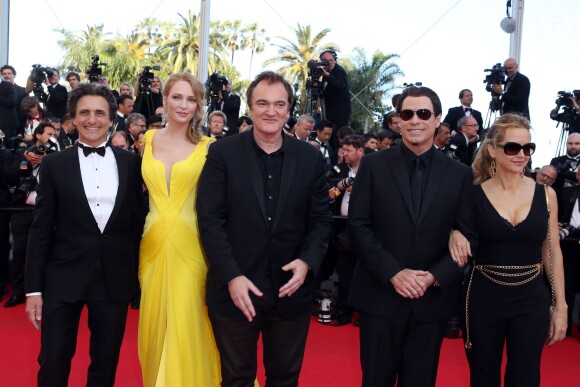 Lawrence Bender, Uma Thurman, Quentin Tarantino, John Travolta et sa femme Kelly Preston - Montée des marches du film "Sils Maria" lors du 67e Festival du film de Cannes le 23 mai 2014.