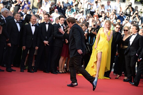 Quentin Tarantino danse pour les 20 ans de Pulp Fiction à la montée des marches du film "Sils Maria" lors du 67e Festival du film de Cannes le 23 mai 2014.