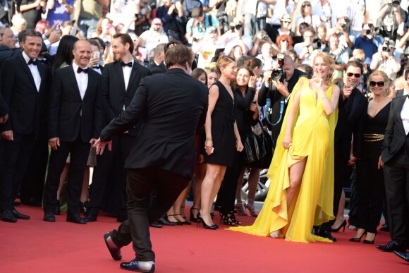 Quentin Tarantino danse pour les 20 ans de Pulp Fiction à la montée des marches du film "Sils Maria" lors du 67e Festival du film de Cannes le 23 mai 2014.