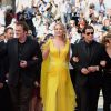 Quentin Tarantino, Uma Thurman, John Travolta, Kelly Preston et Lawrence Bender pour les 20 ans de Pulp Fiction à la montée des marches du film "Sils Maria" lors du 67e Festival du film de Cannes le 23 mai 2014.