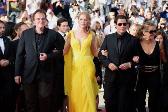 Quentin Tarantino, Uma Thurman, John Travolta, Kelly Preston et Lawrence Bender pour les 20 ans de Pulp Fiction à la montée des marches du film "Sils Maria" lors du 67e Festival du film de Cannes le 23 mai 2014.