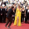 Quentin Tarantino danse avec Uma Thurman pour les 20 ans de Pulp Fiction à la montée des marches du film "Sils Maria" lors du 67e Festival du film de Cannes le 23 mai 2014.