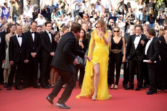 Quentin Tarantino danse avec Uma Thurman pour les 20 ans de Pulp Fiction à la montée des marches du film "Sils Maria" lors du 67e Festival du film de Cannes le 23 mai 2014.