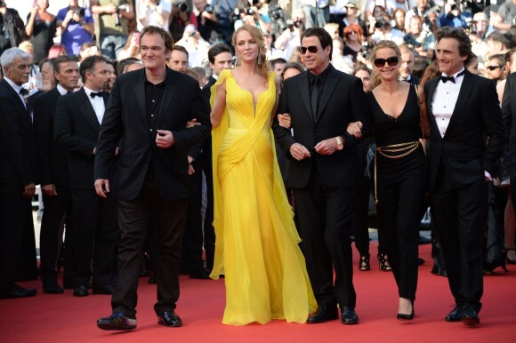 Quentin Tarantino, Uma Thurman, John Travolta, Kelly Preston et Lawrence Bender pour les 20 ans de Pulp Fiction à la montée des marches du film "Sils Maria" lors du 67e Festival du film de Cannes le 23 mai 2014.
