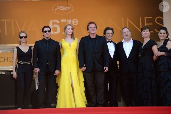 Quentin Tarantino, Uma Thurman, John Travolta, Kelly Preston and Lawrence Bender et Harvey Weinstein à la montée des marches pour fêter les 20 ans de Pulp Fiction lors du 67e Festival du film de Cannes le 23 mai 2014.