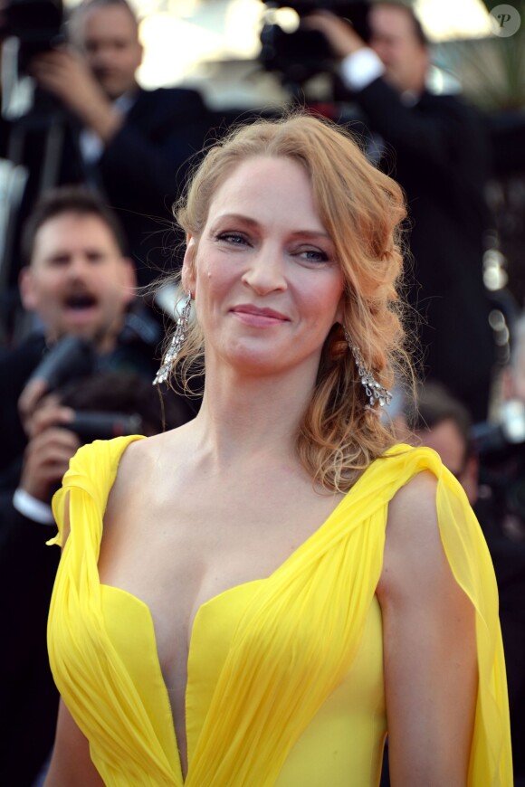 Uma Thurman en Atelier Versace à la montée des marches pour fêter les 20 ans de Pulp Fiction lors du 67e Festival du film de Cannes le 23 mai 2014.