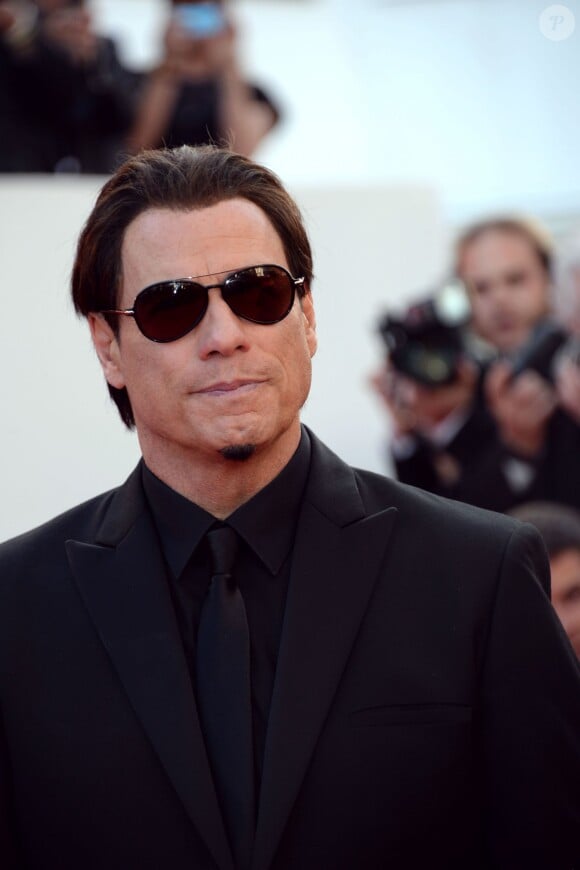 John Travolta à la montée des marches pour fêter les 20 ans de Pulp Fiction lors du 67e Festival du film de Cannes le 23 mai 2014.