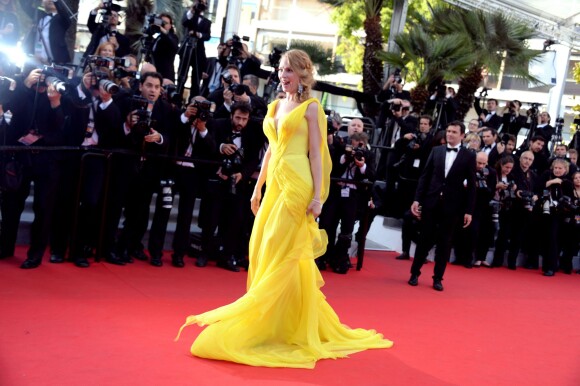 Uma Thurman en Atelier Versace à la montée des marches pour fêter les 20 ans de Pulp Fiction lors du 67e Festival du film de Cannes le 23 mai 2014.