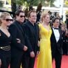 Quentin Tarantino, Uma Thurman, John Travolta, Kelly Preston et Lawrence Bender à la montée des marches pour fêter les 20 ans de Pulp Fiction lors du 67e Festival du film de Cannes le 23 mai 2014.