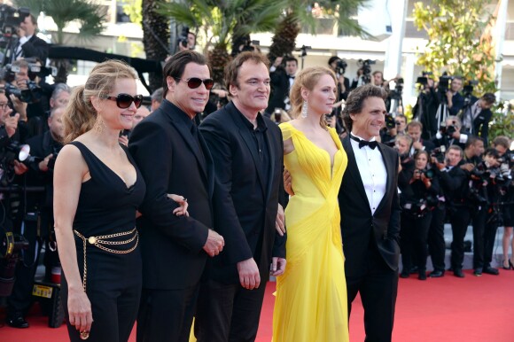 Quentin Tarantino, Uma Thurman, John Travolta, Kelly Preston et Lawrence Bender à la montée des marches pour fêter les 20 ans de Pulp Fiction lors du 67e Festival du film de Cannes le 23 mai 2014.