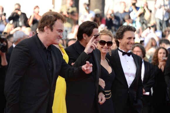 Quentin Tarantino, Uma Thurman, John Travolta, Kelly Preston et Lawrence Bender à la montée des marches pour fêter les 20 ans de Pulp Fiction lors du 67e Festival du film de Cannes le 23 mai 2014.