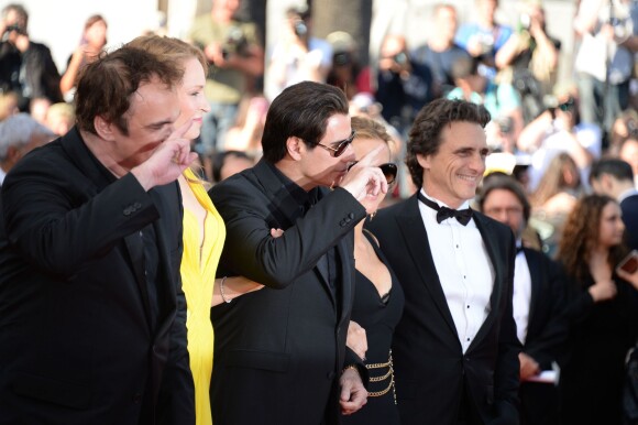 Quentin Tarantino, Uma Thurman, John Travolta, Kelly Preston et Lawrence Bender à la montée des marches pour fêter les 20 ans de Pulp Fiction lors du 67e Festival du film de Cannes le 23 mai 2014.