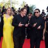Lawrence Bender, Uma Thurman, Quentin Tarantino et John Travolta survolté, et Kelly Preston à la montée des marches pour fêter les 20 ans de Pulp Fiction lors du 67e Festival du film de Cannes le 23 mai 2014.