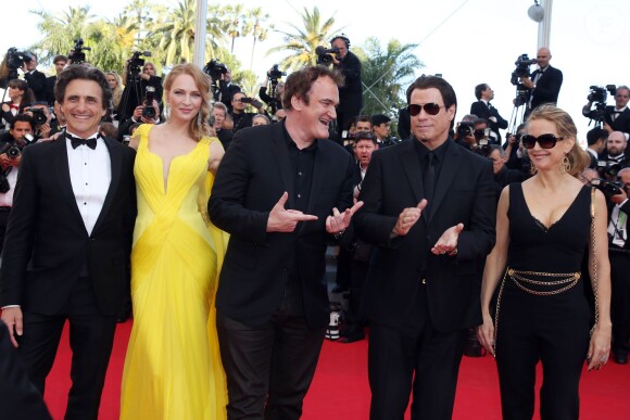Lawrence Bender, Uma Thurman, Quentin Tarantino et John Travolta survolté, et Kelly Preston à la montée des marches pour fêter les 20 ans de Pulp Fiction lors du 67e Festival du film de Cannes le 23 mai 2014.