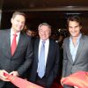 Ernst Tanner (Président de Lindt) et Roger Federer lors de l'inauguration de la nouvelle boutique Lindt situé à proximité de l'Opéra Garnier, à Paris le 23 mai 2014
