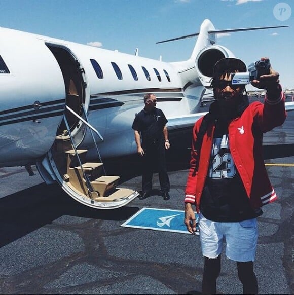 Wiz Khalifa, heureux et libre, quitte El Paso en jet privé.