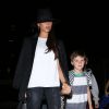 Victoria Beckham et son fils Cruz arrivent à l'aéroport de Los Angeles. Le 23 mai 2014.