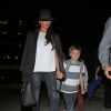 Victoria Beckham et son fils Cruz arrivent à l'aéroport de Los Angeles. Le 23 mai 2014.
