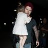 David Beckham et sa fille Harper arrivent à l'aéroport de LAX à Los Angeles, le 23 mai 2014.