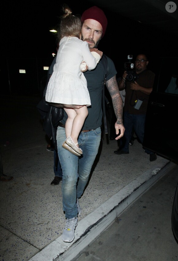 David Beckham et sa fille Harper arrivent à l'aéroport de LAX à Los Angeles, le 23 mai 2014.