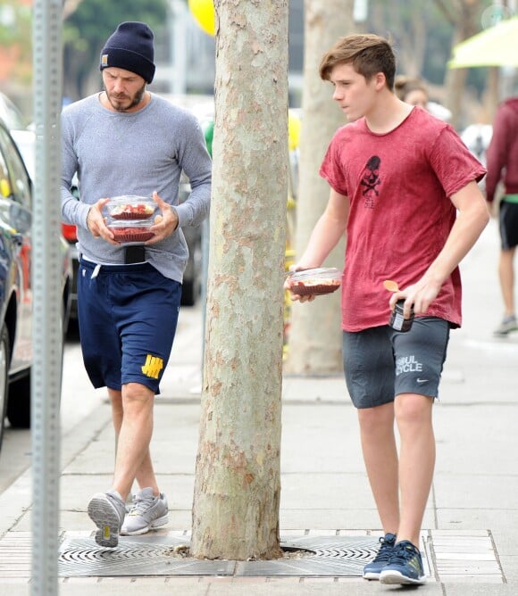 David Beckham et son fils Brooklyn dans les rues de Brentwood. Los Angeles, le 25 mai 2014.