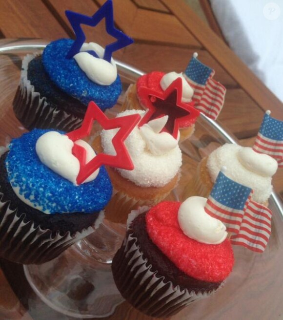Victoria Beckham, de retour à Los Angeles et attachée aux États-Unis où elle a résidé entre 2007 et 2012, fête un joyeux Memorial Day aux Américains avec des cupcakes aux couleurs de la bannière étoilée.