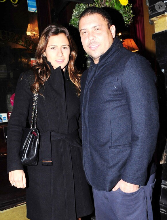 Ronaldo et sa future épouse Paula Morais lors d'une sortie au restaura Guinea Grill à Londres, le 12 mars 2014