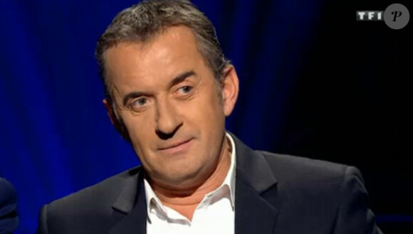 Christophe Dechavanne annonce qu'il est célibataire dans "Qui veut gagner des millions ?" sur TF1 le vendredi 14 février 2014.