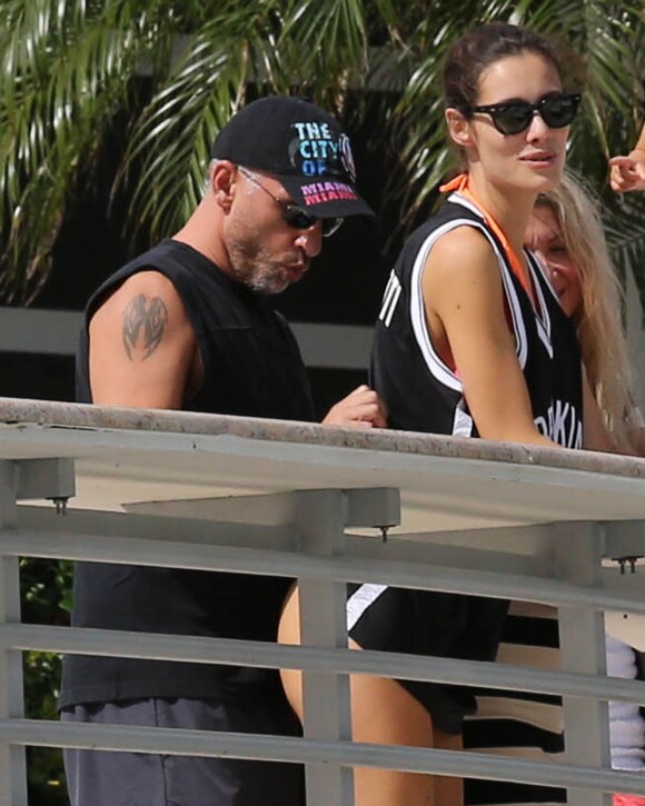 Eros Ramazzotti avec sa petite amie Marica Pellegrinelli et leur fille Raffaela en vacances à Miami. Le 25 octobre 2013.