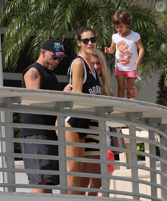 Eros Ramazzotti avec sa petite amie Marica Pellegrinelli et leur fille Raffaela à Miami. Le 25 octobre 2013.
