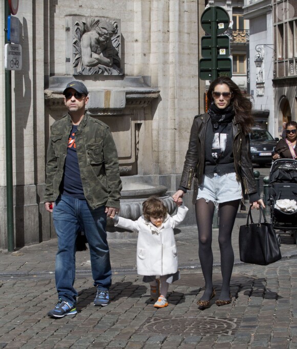 Exclusif - Eros Ramazzotti, sa compagne Marica Pellegrinelli et leur fille Raffaela Maria de passage à Bruxelles en Belgique, pour deux concerts. Le 18 avril 2013.