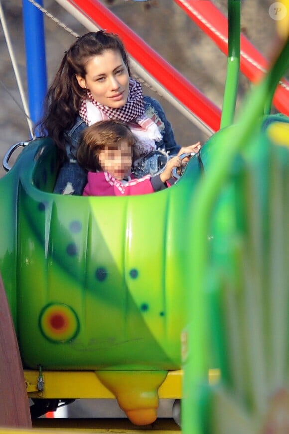 Marica Pellegrinelli (compagne d'Eros Ramazzotti) emmène sa fille Raffaela Maria dans une fête foraine à Milan en Italie, le 14 mars 2014.