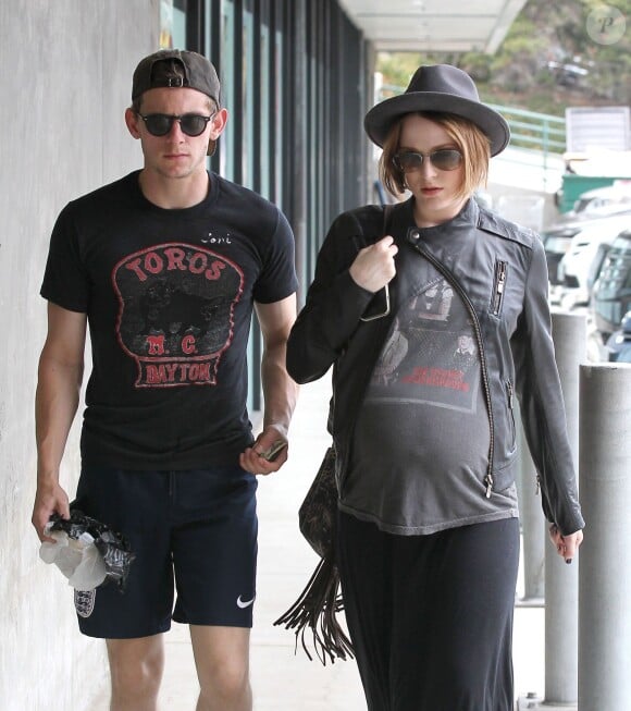 Exclusif - Evan Rachel Wood, enceinte, et son mari Jamie Bell font du shopping a Malibu, le 20 juillet 2013.