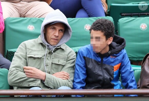 Roschdy Zem et son fils Chad lors du match entre Jo-Wilfried Tsonga et Jürgen Melzer à Roland-Garros à Paris, le 28 mai 2014. 