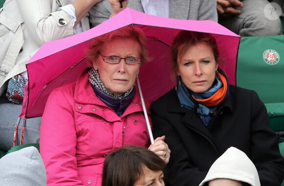 Karine Viard et sa mère lors du match entre Jo-Wilfried Tsonga et Jürgen Melzer à Roland-Garros à Paris, le 28 mai 2014. 