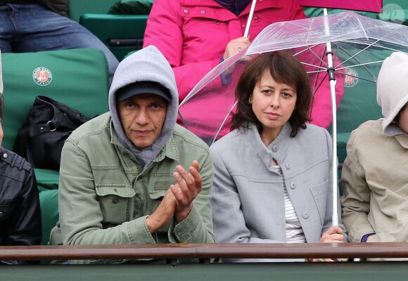 Roschdy Zem et Valérie Bonneton lors du match entre Jo-Wilfried Tsonga et Jürgen Melzer à Roland-Garros à Paris, le 28 mai 2014. 