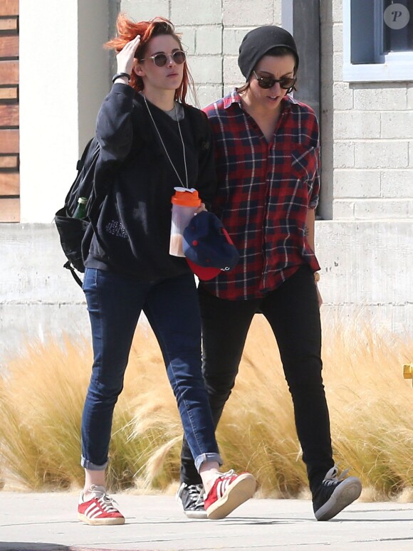 Exclusif - Kristen Stewart se promène dans les rues de Santa Monica avant d'aller prendre son avion, le 27 mai 2014. 