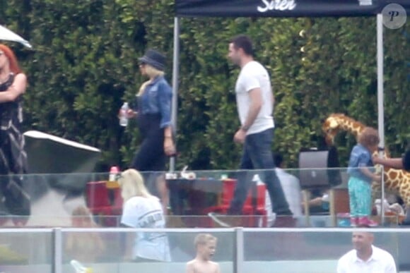 Christina Aguilera (enceinte) avec son fiancé Matt Rutler et son fils Max lors du Memorial Day Party à Beverly Hills, le 28 mai 2014.