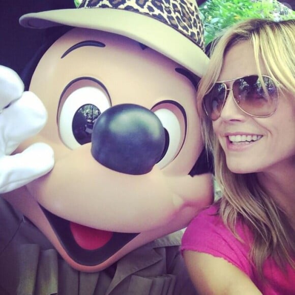 Heidi Klum s'offre un selfie avec Mickey, à Disneyland Resort, le 29 mai 2014.