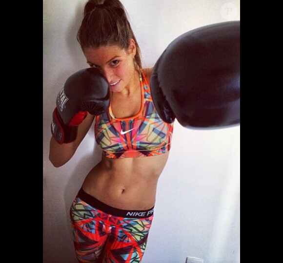 Laury Thilleman, toujours très sportive, se déchaîne avec ses gants de boxe. Mai 2014.