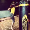La sexy Laury Thilleman, toujours très sportive, se déchaîne avec ses gants de boxe. Mai 2014.
