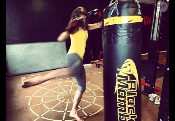 La sexy Laury Thilleman, toujours très sportive, se déchaîne avec ses gants de boxe. Mai 2014.