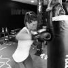 Laury Thilleman, toujours très sportive, se déchaîne avec ses gants de boxe. Mai 2014.