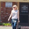 Gwen Stefani est allée dans un salon d'acupuncture à Los Angeles, le 30 mai 2014. Elle porte une salopette en jean et un sac de la marque L.A.M.B.  Gwen Stefani goes at Acupuncture Studio in Los Angeles, on May 30, 2014 wearing a pair of denim dungarees and toting at L.A.M.B. handbag30/05/2014 - Los Angeles