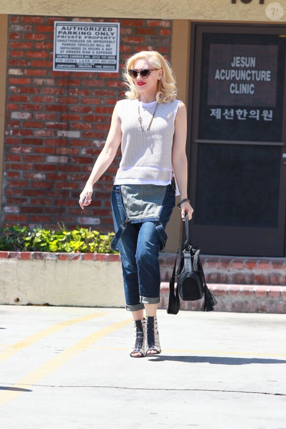 Gwen Stefani est allée dans un salon d'acupuncture à Los Angeles, le 30 mai 2014. Elle porte une salopette en jean et un sac de la marque L.A.M.B.  Gwen Stefani goes at Acupuncture Studio in Los Angeles, on May 30, 2014 wearing a pair of denim dungarees and toting at L.A.M.B. handbag30/05/2014 - Los Angeles