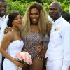 Serena Williams prend la pose avec un couple de mariés, sur une plage à Miami, le 31 mai 2014.