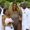 Serena Williams prend la pose avec un couple de mariés, sur une plage à Miami, le 31 mai 2014.