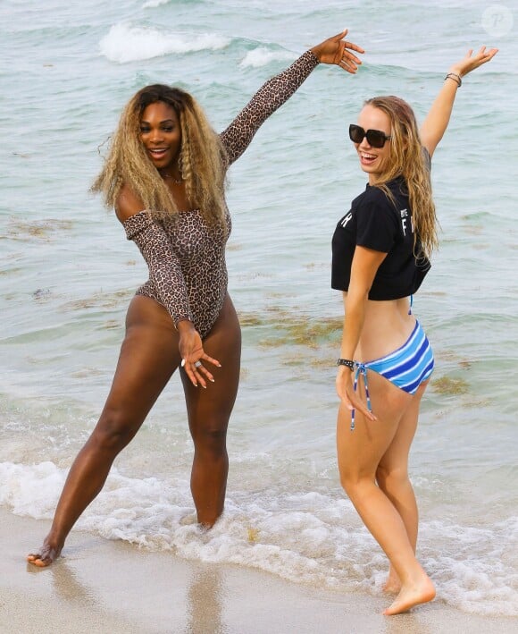 Serena Williams et Caroline Wozniacki profitent du beau temps sur une plage à Miami, le 31 mai 2014.