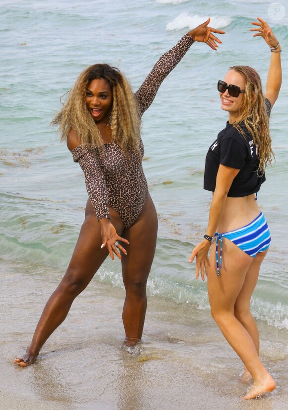Serena Williams et Caroline Wozniacki profitent du beau temps sur une plage à Miami, le 31 mai 2014.